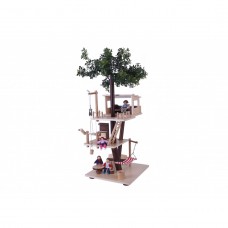 Holzhaus mit kleinen Puppen und Möbeln